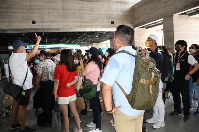 由于国内因为疫情已经许久没有铁道相关活动，因此大批火车迷看到许久未见的DT668都相当兴奋，纷纷拿下相机记录DT668的美。(吴建辉摄)