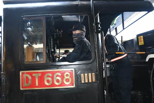DT668蒸汽火车，是台铁史上的「最后的蒸汽火车」之一，1941年由日本川崎车辆株式会社制造，是臺铁最大型牵引力及吨位最重的车型，因此也有「国王蒸汽火车」的别称。(吴建辉摄)