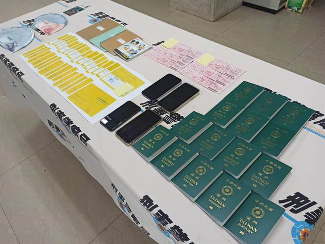 警方查扣空白已接種3劑小黃卡16張、現金15萬元、護照、旅館住宿發票、仲介資料等相關贓證物。(翻攝照片／林郁平台北傳真）