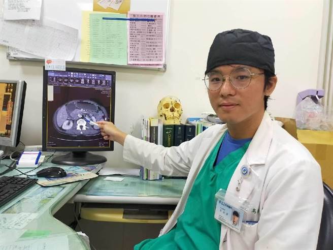 医师高浩伟表示，胰臟头附近的肿瘤，可能压迫造成胆道阻塞，若有相关症状应尽早就医，以免错失黄金治疗期。（部立苗栗医院提供／谢明俊苗栗传真）