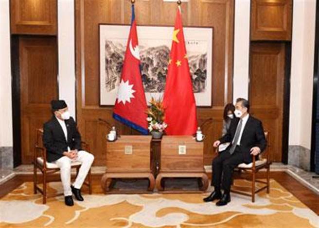 中尼铁路：将建跨喜马拉雅立体互联互通网络。图为王毅10日同尼泊尔外长卡德加会谈。（中国外交部资料照）