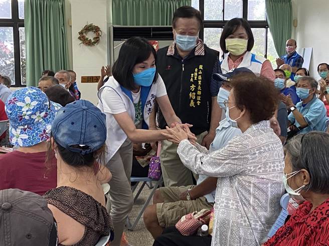 柯志恩这次来到鼓山区自强新村活动中心，参与民眾挤爆活动中心，而柯志恩也一一握手答谢。（杨舒婷摄）