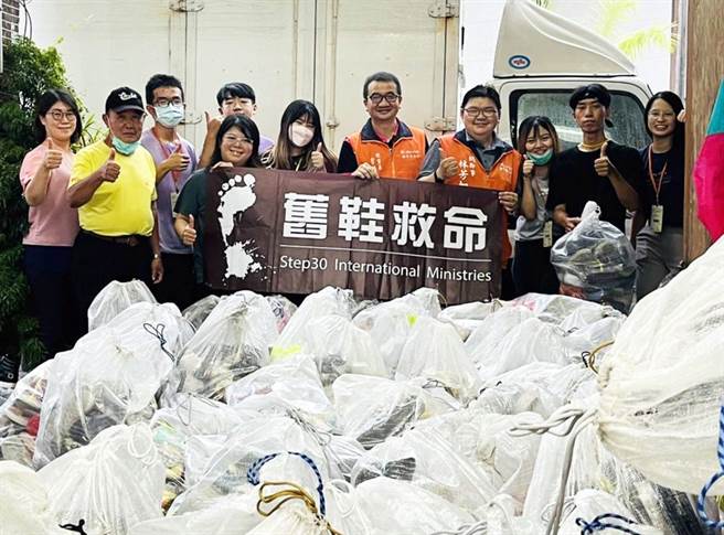 大學社工系實習生透過網路宣傳，短短2.5周募集1400雙愛心二手鞋。（海青青弘會提供／林和生屏東傳真）