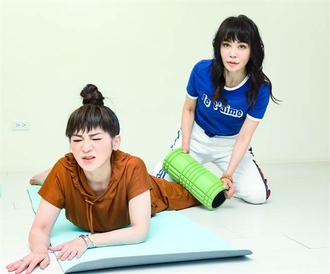 柴智屏帮王彩桦做滚筒运动，痛得她哀哀叫。（罗永铭摄）