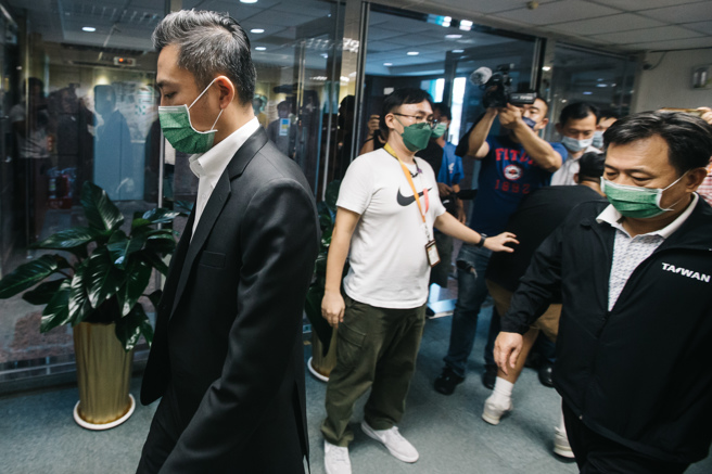 林智坚（左）12日在民进党中央党部宣布退出桃园市长选举。（郭吉铨摄）