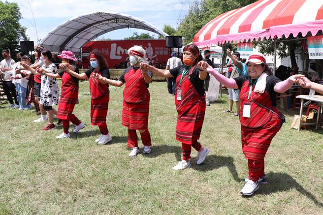 歲時祭儀賽德克族祈雨祭今在原住民族文化會館旁登場，現場約有300人參與。（蔡明亘攝）