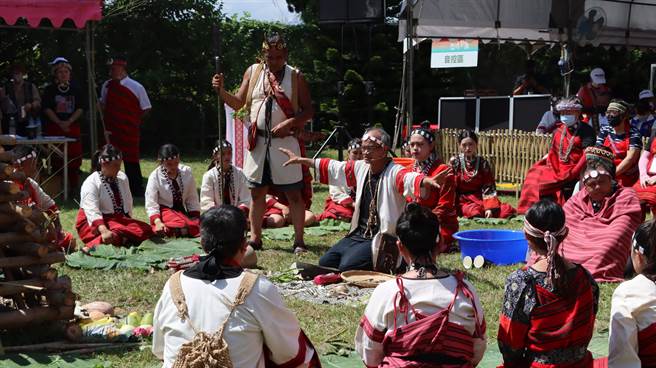 歲時祭儀賽德克族祈雨祭，由耆老帶領祝禱祈福。（原民局提供／蔡明亘桃園傳真）