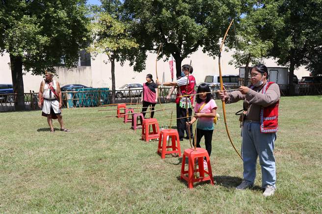 活動現場設有射箭狩獵體驗。（蔡明亘攝）