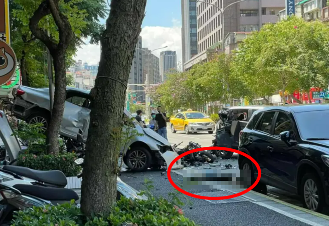 羅斯福路六段今（13）發生嚴重死亡車禍，1名21歲翁姓男子突開車失控撞向路邊，造成在路口等紅燈的轎車、機車全撞成一團，1名機車騎士重傷不治。（翻攝自記者爆料網）