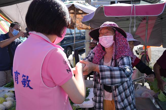 国民党提名嘉义县长参选人王育敏到水上乡拜票，受到乡亲热情回应。（王育敏竞选团队提供∕ 吕妍庭嘉义传真）