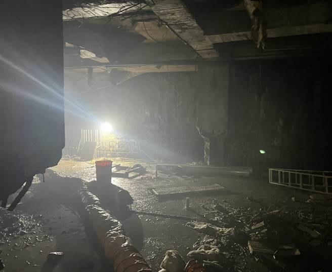 北市信义区松寿路一处新建大楼，13日下午2时许发生工安意外，一名工人不慎从梯子上跌落，遭下方钢筋刺穿胸部。(翻摄照片／林郁平台北传真）