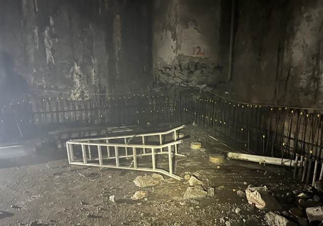 北市信义区松寿路一处新建大楼，13日下午2时许发生工安意外，一名工人不慎从梯子上跌落，遭下方钢筋刺穿胸部。(翻摄照片／林郁平台北传真）