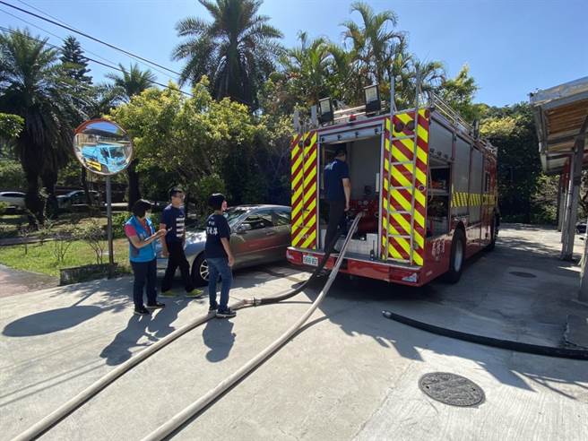 基隆市信义区协调消防车协助，透过消防水带将自来水灌入社区配水池。（张志康摄）