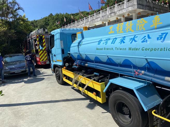 基隆市信义区协调消防车协助，透过消防水带将自来水灌入社区配水池。（张志康摄）