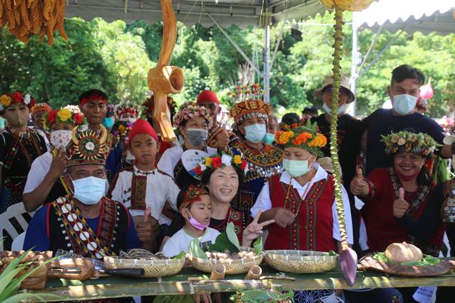 台东县长饶庆铃应邀参加大武乡小米收穫祭。（台东县政府提供）