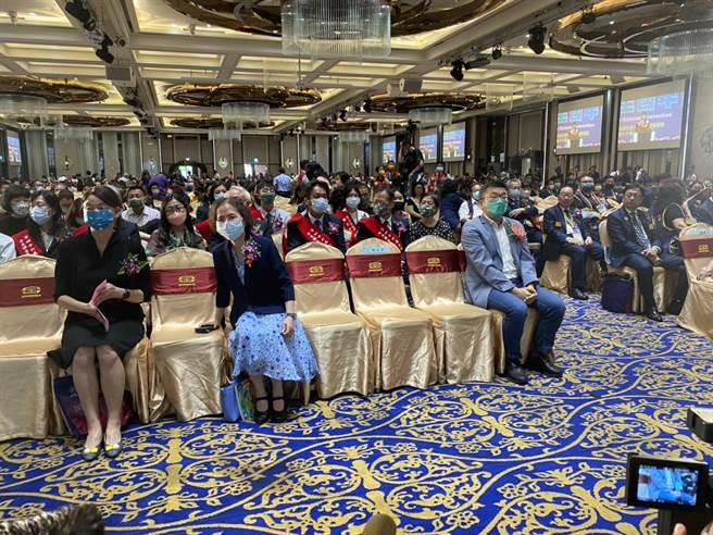 国际同济会台湾总会13日在北屯举办「表扬46届全国十大杰出农业专家」，立法院副院长蔡其昌应邀到场致词。（冯惠宜摄）