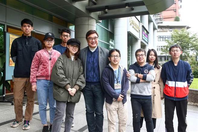 世新大学副校长李功勤乐见国民党副主席夏立言访问大陆，也希望夏能向大陆反映恢復陆生来台求学，及恢復陆客赴台自由行，增进双方人民交流。图为李功勤(中)与在台陆生合影。(本报资料照)