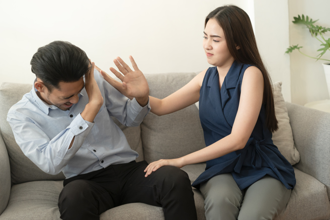 网友向交往4年的女友求婚，决定送对方1辆车，因为女友喜欢豹，他特别带对方到Jaguar展间挑车，没想到女友全程臭脸，还骂他说「为什么不去买宾士」。（示意图，达志影像/shutterstock）