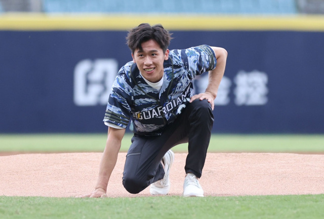 「鞍马王子」李智凯为富邦悍将开球。（富邦悍将提供）