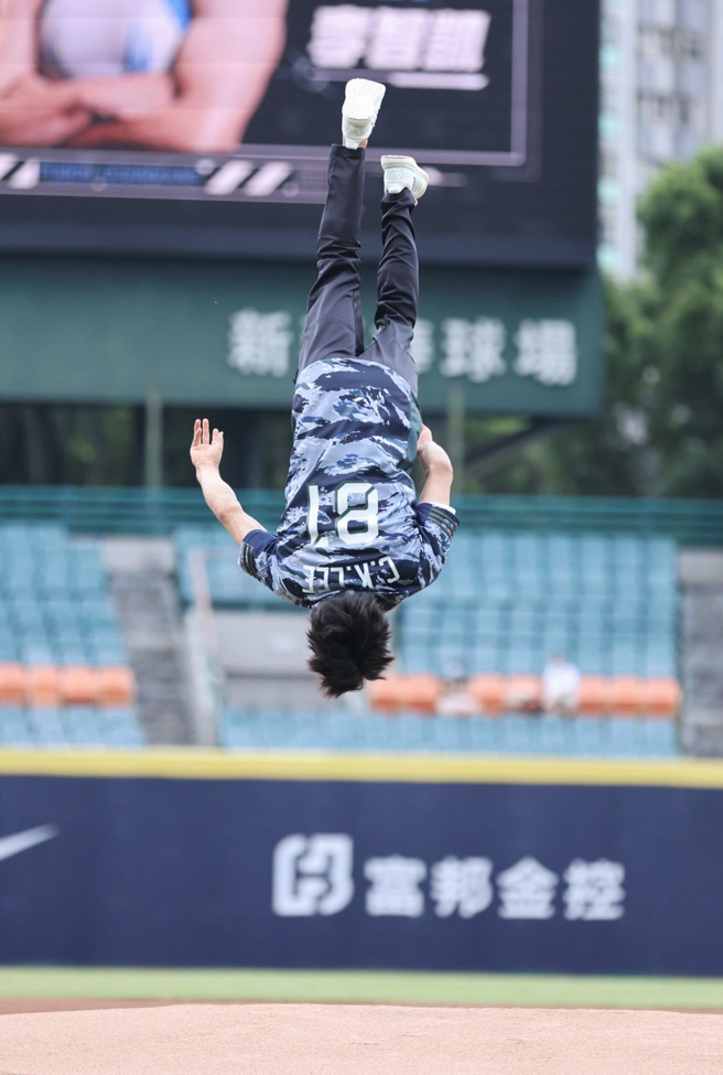 「鞍马王子」李智凯为富邦悍将开球。（富邦悍将提供）
