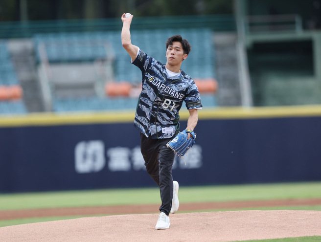 「鞍马王子」李智凯为富邦悍将开球。（富邦悍将提供）
