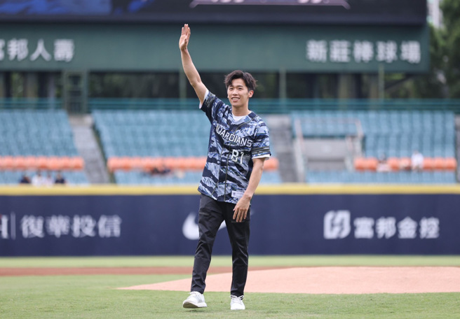 「鞍马王子」李智凯为富邦悍将开球。（富邦悍将提供）
