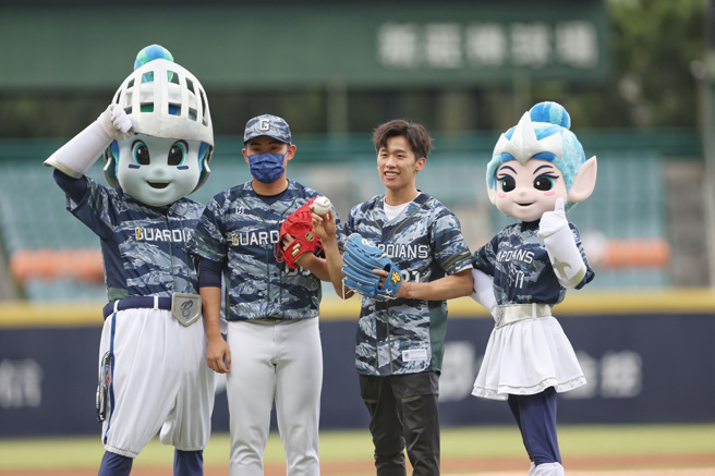 「鞍马王子」李智凯为富邦悍将开球。（富邦悍将提供）
