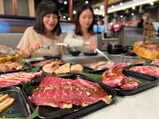 7F「花韓燒」主打458元起韓式燒內吃到飽，大獲韓式美食愛好者好評。（柯宗緯攝）