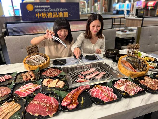 7F「花韓燒」主打458元起韓式燒內吃到飽，大獲韓式美食愛好者好評。（柯宗緯攝）