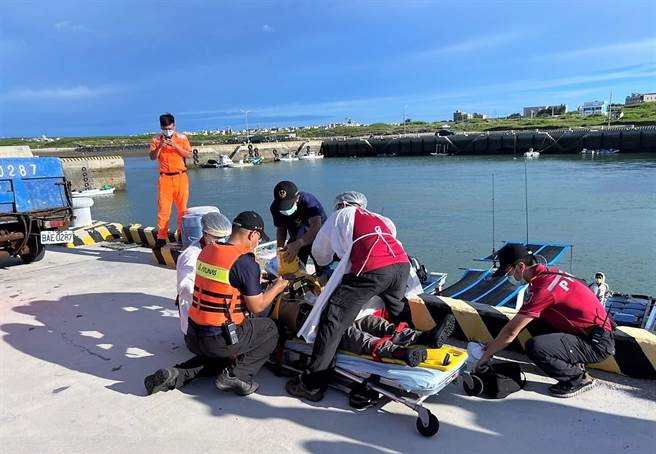 杨姓溺者(58岁，男性，马公市人)往东步行前往西卫港航道附近钓鱼，不久就发现友人失足落海，消防人员救起时已呈OHCA状态。（澎湖县消防局提供）