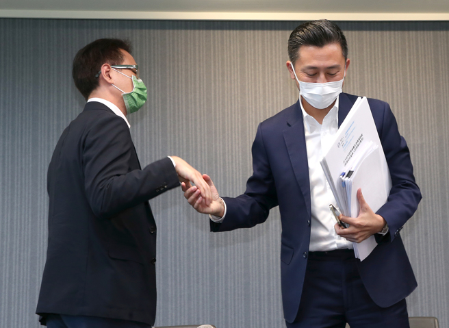 鄭運鵬（左）與林智堅（右）一起出席記者會，兩人握手致意。（趙雙傑攝）