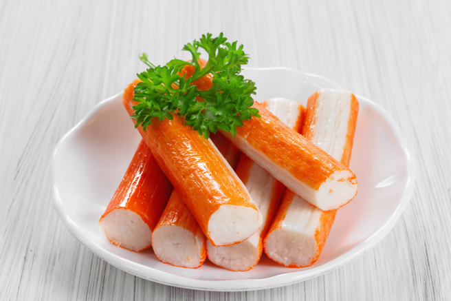 小火锅业者收到外送客人投诉蟹肉棒没拆塑胶膜，业者表示开业5、6年从没有拆过，且拆掉后蟹肉会散开，怒呛客人骗吃骗喝。（示意图，达志影像/shutterstock）