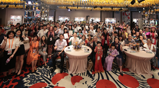 内政部移民署钟景琨署长与第8届新住民及其子女筑梦计画获奖者合影。（主办单位提供）