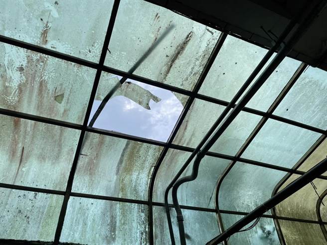 大湖乡1所国小施工整修遮雨棚，1名李姓子不慎踩破雨遮坠地受伤。（读者提供／谢明俊苗栗传真）