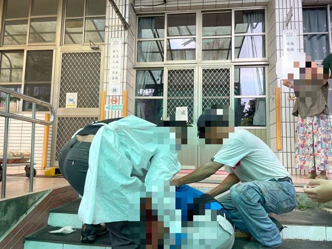 大湖乡1所国小施工整修遮雨棚，1名李姓子不慎踩破雨遮坠地受伤，警消赶往送医。（读者提供／谢明俊苗栗传真）