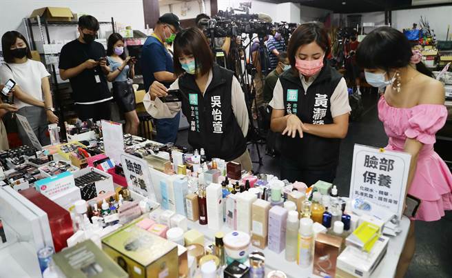 民眾党13日举办「环境我最大 彩妆处理全攻略」记者会，邀请台北市副市长黄珊珊、民眾党市议员参选人与NGO团体宝岛净乡团创办人林艺来场跨界交流。（季志翔摄）