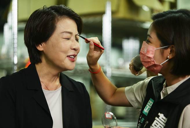 民眾党13日举办「环境我最大 彩妆处理全攻略」记者会，民眾党台北市议员参选人黄（水静）莹（右）现场为台北市副市长黄珊珊（左）做脸部的彩妆。（季志翔摄）