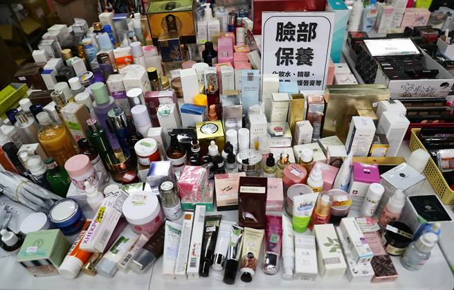 民眾党13日举办「环境我最大 彩妆处理全攻略」记者会，透过回收拍卖让被浪费的彩妆可以重新找到新的主人。 （季志翔摄）