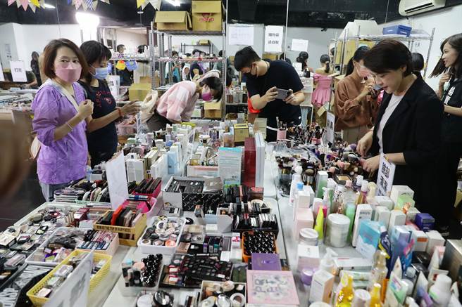 民眾党13日举办「环境我最大 彩妆处理全攻略」记者会，透过回收拍卖让被浪费的彩妆可以重新找到新的主人。 （季志翔摄）