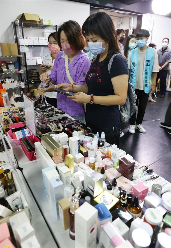 民眾党13日举办「环境我最大 彩妆处理全攻略」记者会，透过回收拍卖让被浪费的彩妆可以重新找到新的主人。 （季志翔摄）