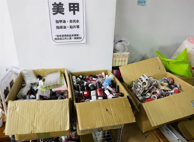 民眾党13日举办「环境我最大 彩妆处理全攻略」记者会，透过回收拍卖让被浪费的彩妆可以重新找到新的主人。 （季志翔摄）