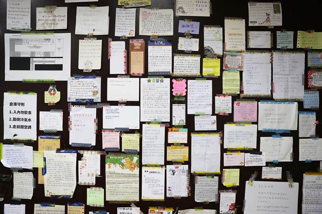 透过回收拍卖让被浪费的彩妆可以重新找到新的主人，参与彩妆回收的志工并且在墙上贴满了感谢的字句。（季志翔摄）