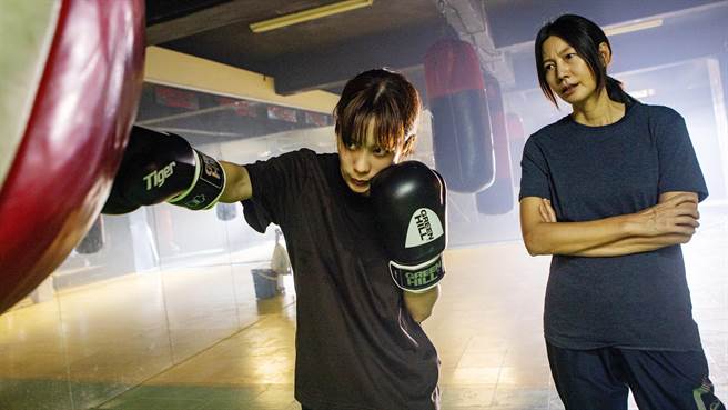 温贞菱（左）、丁寧主演《倒数回击》顺利于日前杀青。（七十六号原子提供）