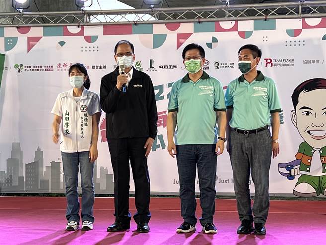 林佳龍(右二)、游錫堃(左二)今天下午於新莊路跑開幕式同台。（李奇叡攝）