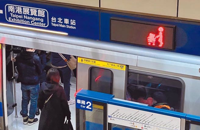 13日晚間台北捷運一輛板南線列車剛出發就急煞。（示意圖／本報資料照、黃婉婷攝）