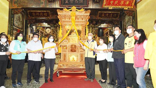 蔡英文总统今为大天宫「神农圣帝─九龙銮轿」百年神轿揭彩启用，民进党嘉义市长参选人李俊俋与嘉义市长黄敏惠同框零互动。（嘉义市政府提供∕吕妍庭嘉义传真）