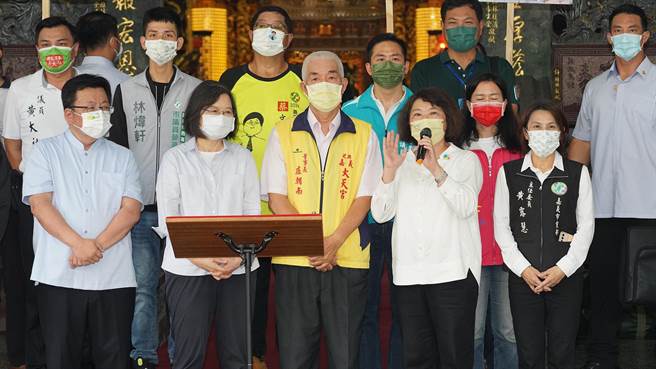 民进党嘉义市长参选人李俊俋今与嘉义市长黄敏惠在大天宫首次同框参拜，过程中也一度传出原本没安排黄敏惠致词等插曲，市长选情有加温趋势。（嘉义市政府提供∕吕妍庭嘉义传真）