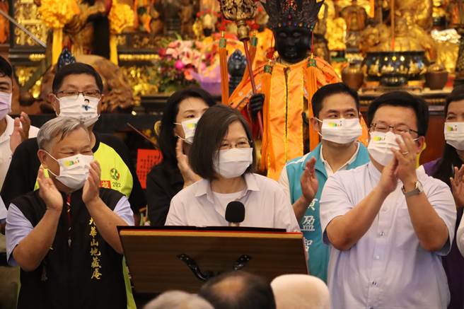 蔡英文在地藏庵致词表示，她来嘉义是带来3个感谢、1个恳托和1个提醒，并强调李俊俋是最好的人选。（吕妍庭摄）