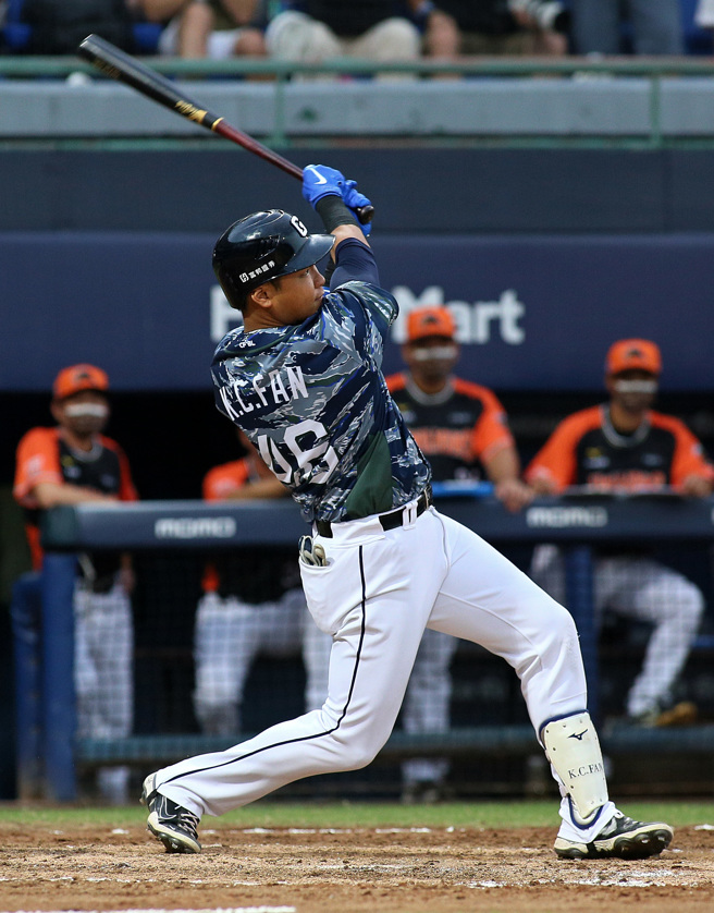 富邦悍将范国宸敲出逆转3分炮。（张铠乙摄）