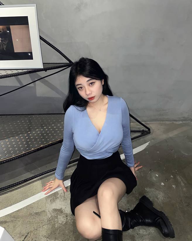 刘霖霖深V洋装底下拥有丰满双峰。(图/刘霖霖 IG)